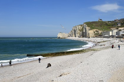 France, Seine-Maritime (76), Pays de Caux, Côte d'Albâtre, Etretat, la plage et la falaise d'Amont surplombé par l'église Notre-Dame-de-la-Garde