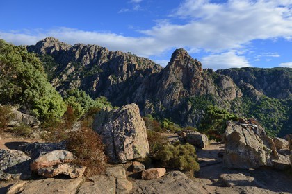 France, Corse-du-Sud (2A), Golfe de Porto, classé Patrimoine Mondial de l'UNESCO, calanches de Piana aux rochers de granit rose depuis le lieu dit du Chateau-Fort