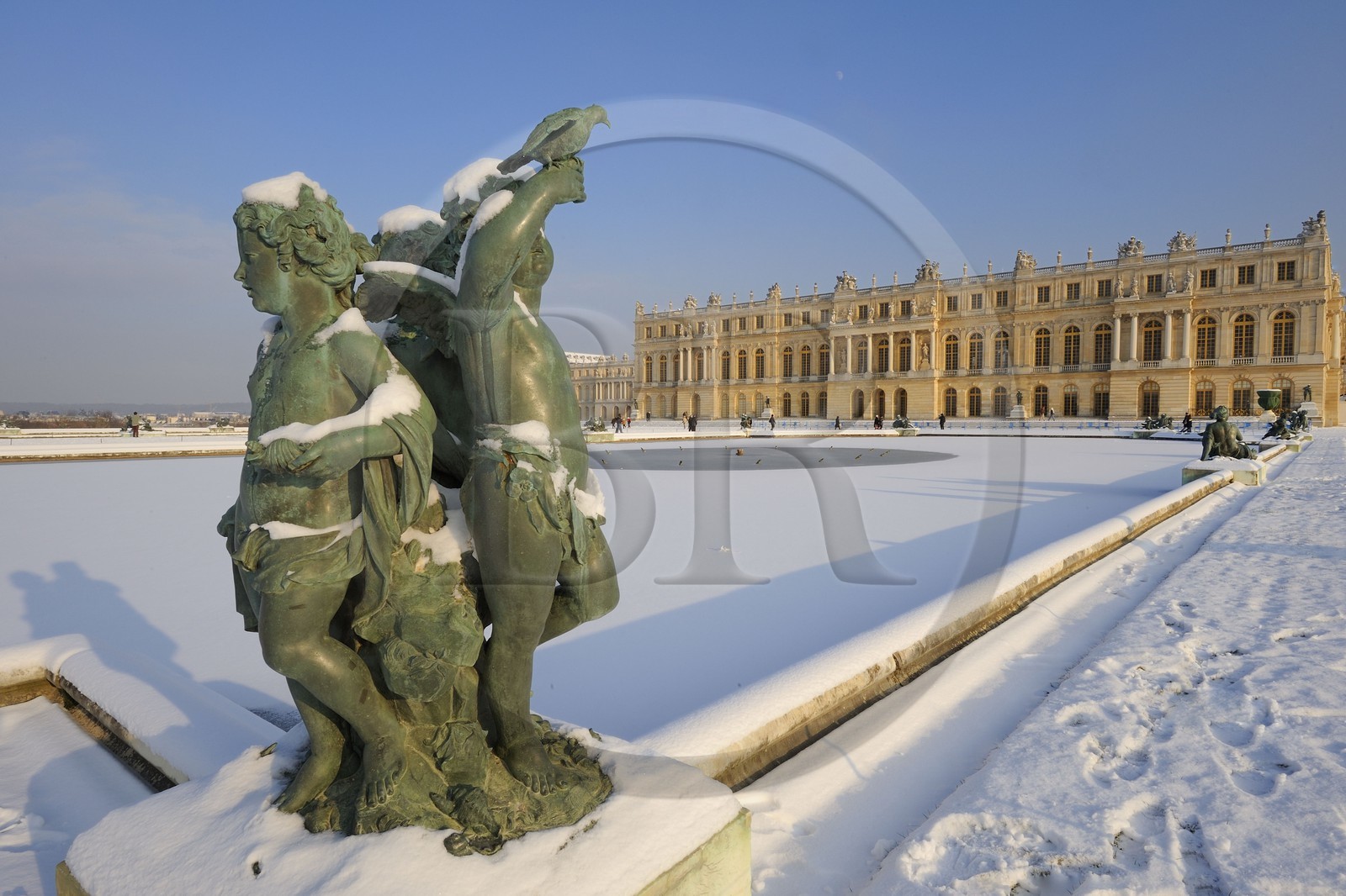 France, Yvelines (78), parc du château de Versailles sous la neige, classé Patrimoine Mondial de l'UNESCO, statue au Parterre d'eau