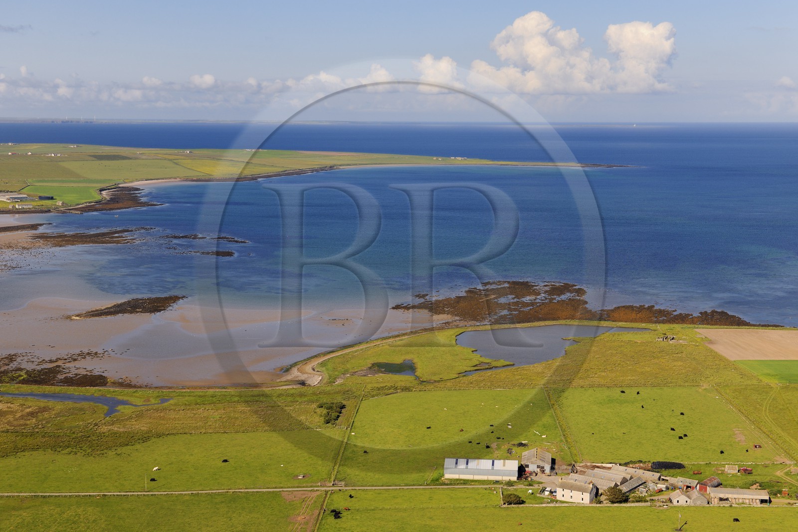 Royaume-Uni, Ecosse, Iles Orcades, Ile de Mainland, champs et fermes éparses le long du Deer Sound (vue aérienne)