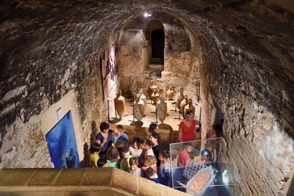 France, Alpes-Maritimes (06), Cannes, Iles de Lérins, Ile Sainte-Marguerite, le Fort Royal fortifié par Vauban, résultats des fouilles sur un ancien navire de commerce romain exposés dans une ancienne citerne