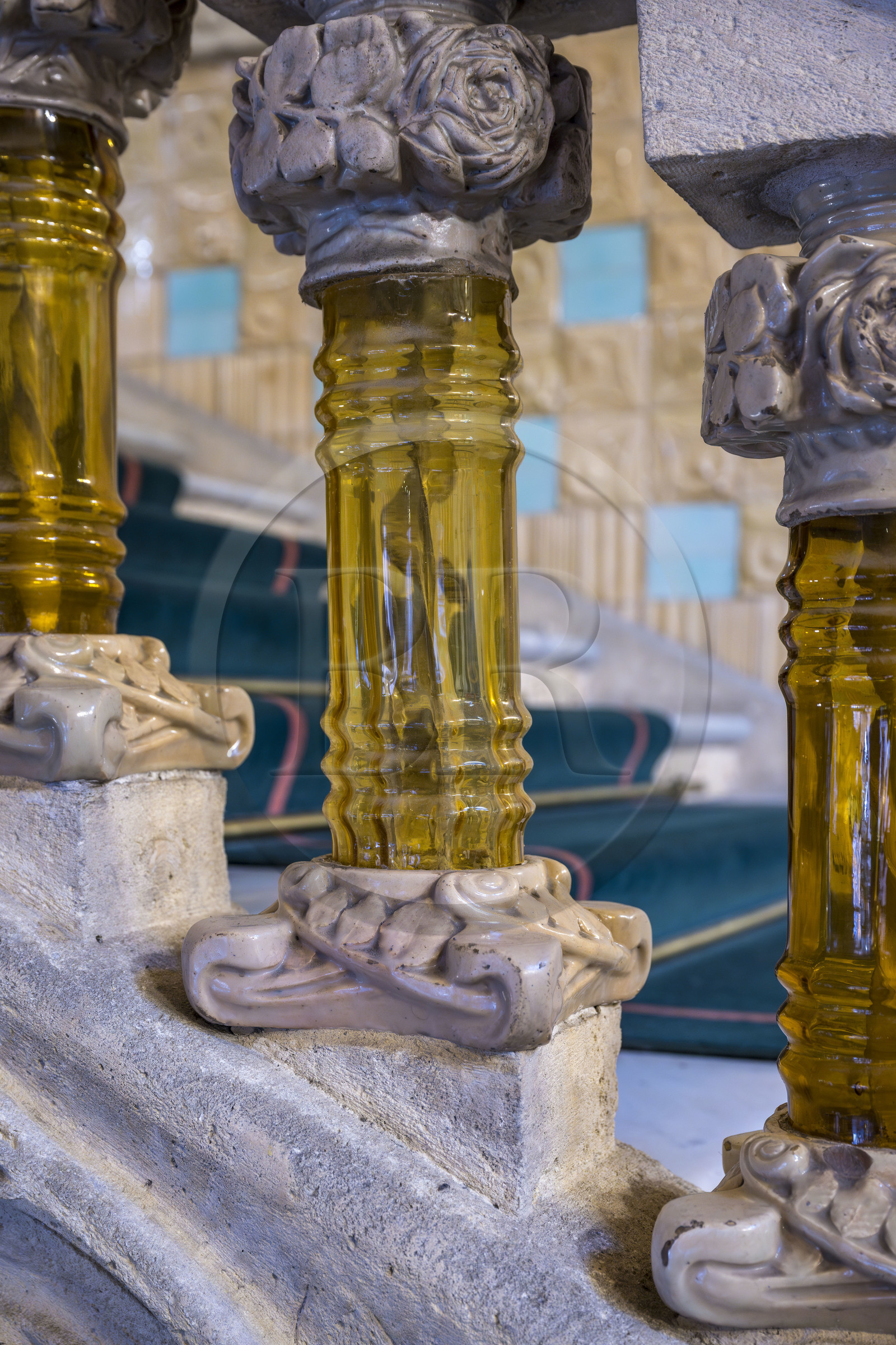 Espagne, Catalogne, Barcelone, Palau de la Musica Catalana (palais de la musique catalane), salle de concert dessinée par l'architecte du modernisme catalan Lluis Domènech i Montaner, site classé au Patrimoine Mondial de l'UNESCO, vestibule, la rampe des escaliers en pierre finement travaillée et supportée par des balustres en verre jaune transparent