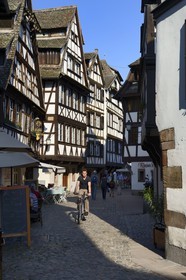 France, Bas-Rhin (67), Strasbourg, vieille ville classée au Patrimoine Mondial de l'UNESCO, quartier de la Petite France, rue du bain aux Plantes