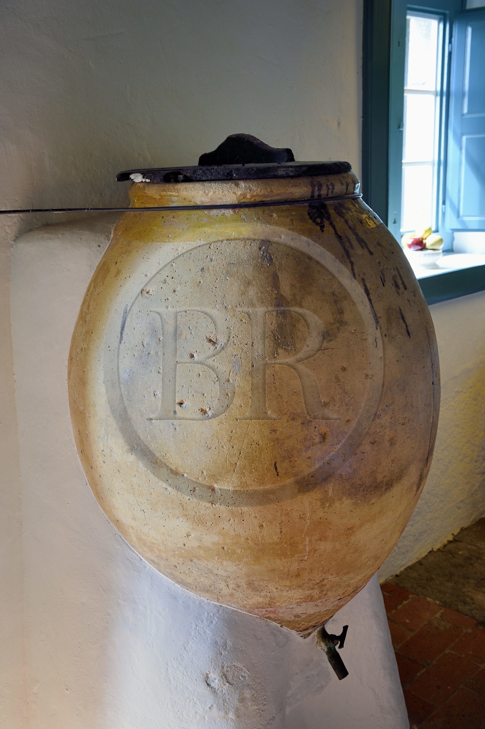 Portugal, Ile de Madère, Calheta, hotel Quinta das Vinhas, réserve d'eau dans l'ancienne cuisine Portugal, Ile de Madère, Calheta, hotel Quinta das Vinhas, réserve d'eau dans l'ancienne cuisine