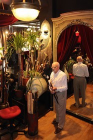 France, Paris (75), Passage Jouffroy, monsieur Segas dans son magasin M&G Segas de cannes anciennes de collection