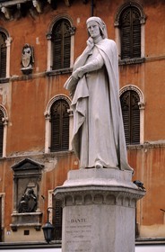 Italie, Vénétie, Vérone, Piazza dei Signori, statue de Dante
