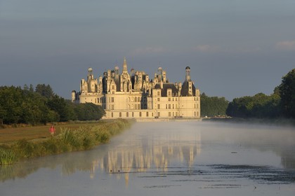 France, Loir et Cher (41), Vallée de la Loire classée Patrimoine Mondial de l' UNESCO, château de Chambord depuis le grand canal
