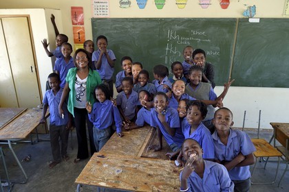 Namibie, région de Erongo, Damaraland, le Spitzkoppe dans le désert du Namib, Ecole primaire de Katora (Katora Primary School), Monalisa Seibes professeur de la salle de classe grade 4 (autour de 11 ans)
