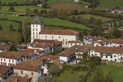 France, Pyrénées-Atlantiques (64), Pays-Basque, Sare, labellisé Les Plus Beaux Villages de France, église fortifiée Saint-Martin et la rue principale (vue aérienne)