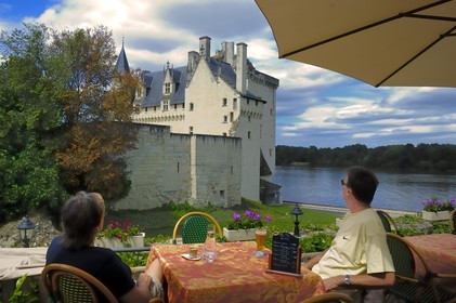France, Maine-et-Loire (49), Vallée de la Loire classée Patrimoine Mondial de l'UNESCO, Montsoreau, labellisé Les Plus Beaux Villages de France, Château de Montsoreau au bord de la Loire, reconstruit au XV siècle et la terrasse de l'hôtel Le Bussy
