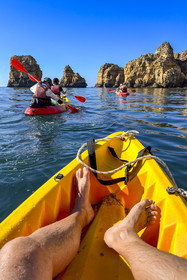 Portugal, Algarve, Lagos, randonnée en kayak au pied des falaises escarpées de la Ponta da Piedade
