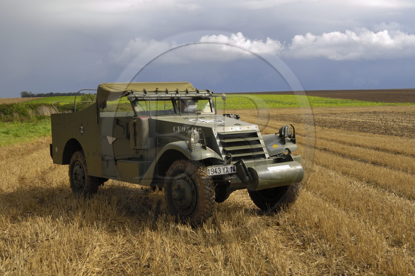 France, Calvados (14), Caen, Jean-Pierre Benamou président de Dday academy fait visiter les sites du débarquement en matériel militaire, ici en white scout-car M3A1