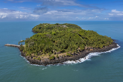 France, Guyane, Kourou, Iles du Salut, l'Ile Royale qui accueillait l'administration ainsi que l'hôpital du bagne (vue aérienne)