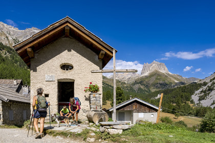 France, Hautes Alpes (05), Névache, la Vallée Étroite à la frontière italienne, hameau les Granges,  le Mont Thabor et le Grand Séru (à droite) en arrière plan