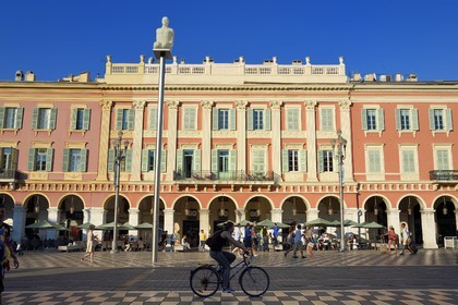 France, Alpes-Maritimes (06), Nice, quartier du Vieux Nice, place Masséna, statues de Jaume Plensa