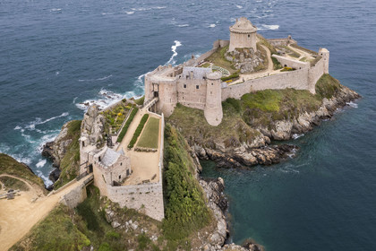 France, Côtes d'Armor (22), Grand Site de France Cap d'Erquy – Cap Fréhel, Plévenon, le Fort La Latte ou château de la Roche Goyon du XVème siècle (vue aérienne)