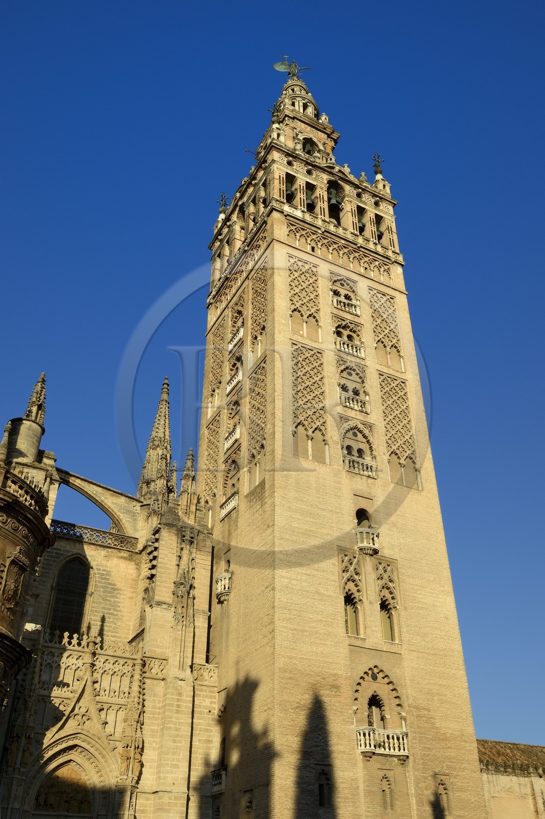 Espagne, Andalousie, Séville, quartier de Santa Cruz, la Giralda, ancien minaret almohade de la Grande Mosquée reconverti en clocher de la cathédrale, classé Patrimoine Mondial de l'UNESCO Espagne, Andalousie, Séville, quartier de Santa Cruz, la Giralda, ancien minaret almohade de la Grande Mosquée reconverti en clocher de la cathédrale, classé Patrimoine Mondial de l'UNESCO