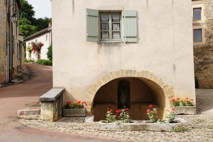 France, Côte d'Or (21), Pernand-Vergeles, source à la vierge dans le village