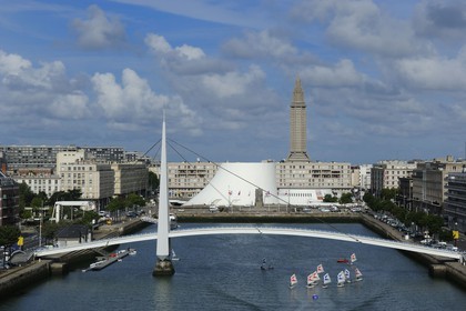 France, Seine-Maritime (76), Le Havre, Centre-ville reconstruit du Havre par Auguste Perret classé Patrimoine Mondial de l'UNESCO, immeubles Perret autour du Bassin du Commerce, le Volcan réalisé par Oscar Niemeyer et la Tour Lanterne de l'église Saint-Joseph