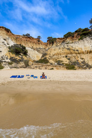 Portugal, Algarve, Olhos de Agua, la plage de Praia da Falésia surplombée par ses falaises rouges