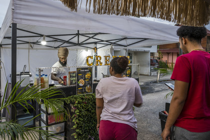France, Guyane, Iracoubo, stand de street food vendant des crèpes