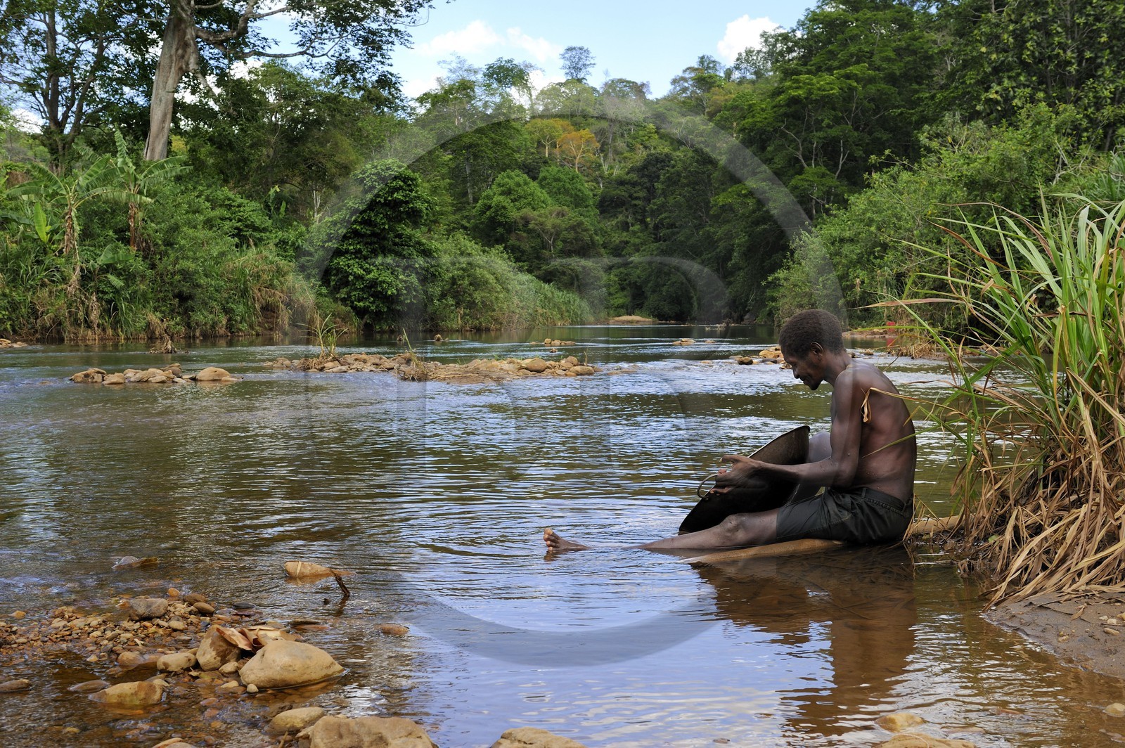 Tanzanie, région de Morogoro, les Monts Uluguru, prospecteurs d' Or sur la rivière Ruvu