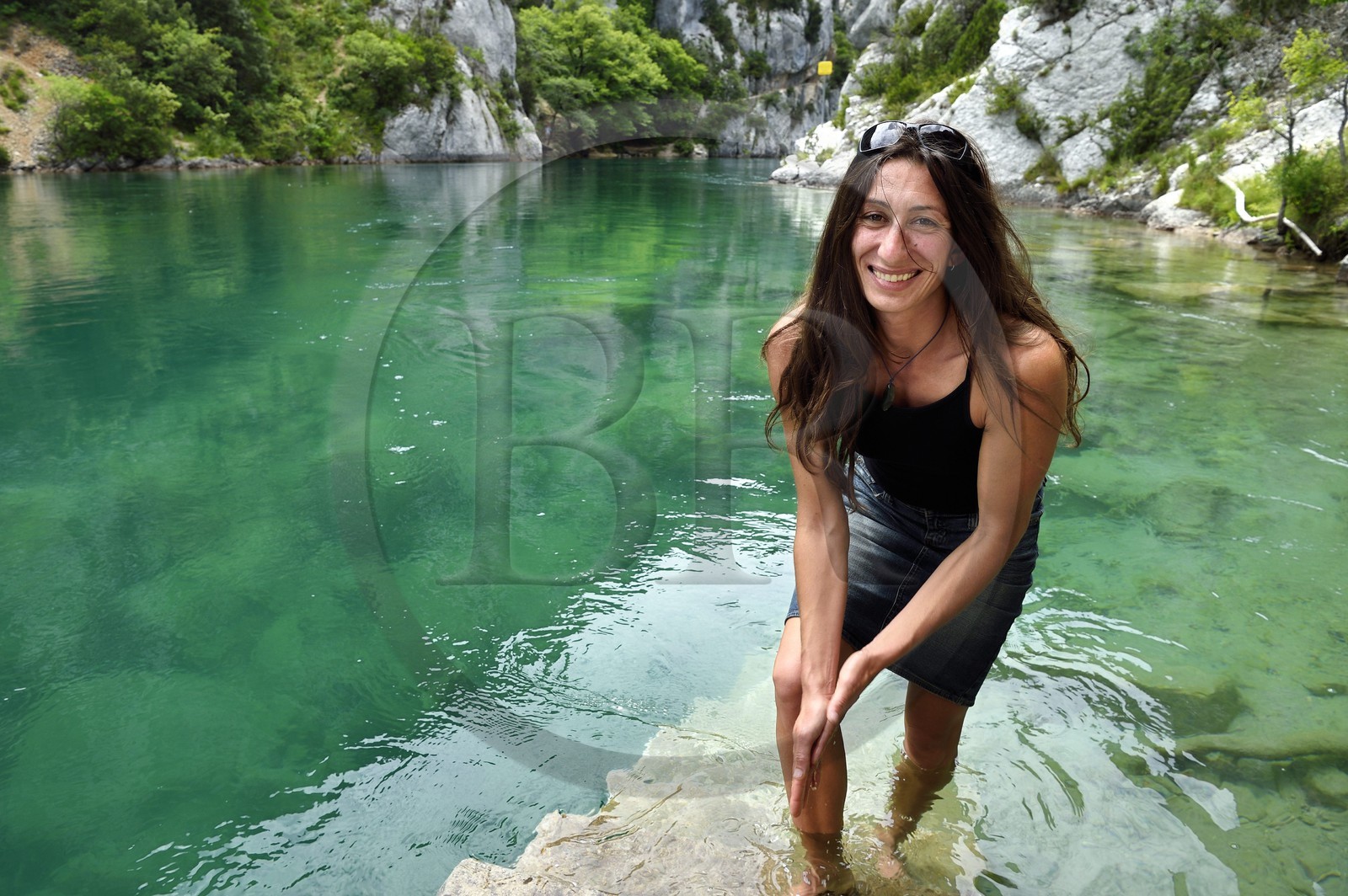France, Alpes-de-Haute-Provence (04), Parc Naturel Régional du Verdon, Basses Gorges du Verdon en aval du lac de Sainte Croix, la dame des lacs, plongeuse, accompagnateur en montagne Nelly Kars qui a parcouru à la nage 80 kilomètres dans les gorges et lacs ennoyés du Verdon