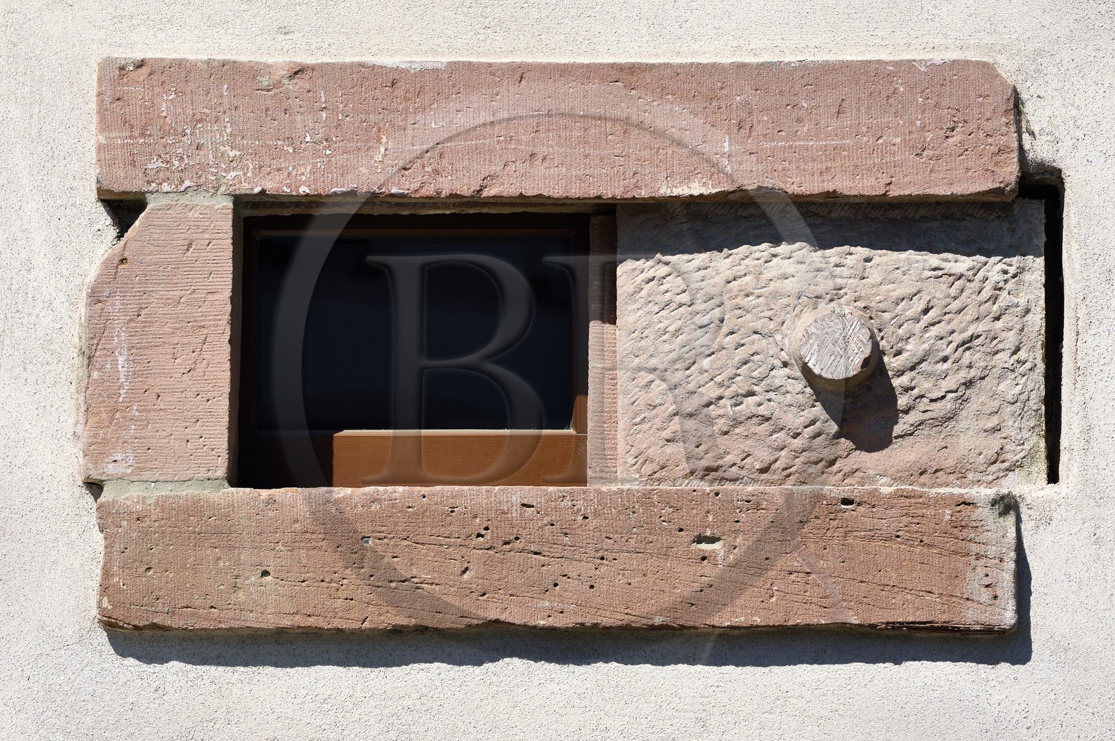 France, Bas-Rhin (67), Route des vins d'Alsace, Mittelbergheim, labellisé Les Plus Beaux Villages de France, pierre plate utilisée comme volet pour la fermeture d'un soupirail