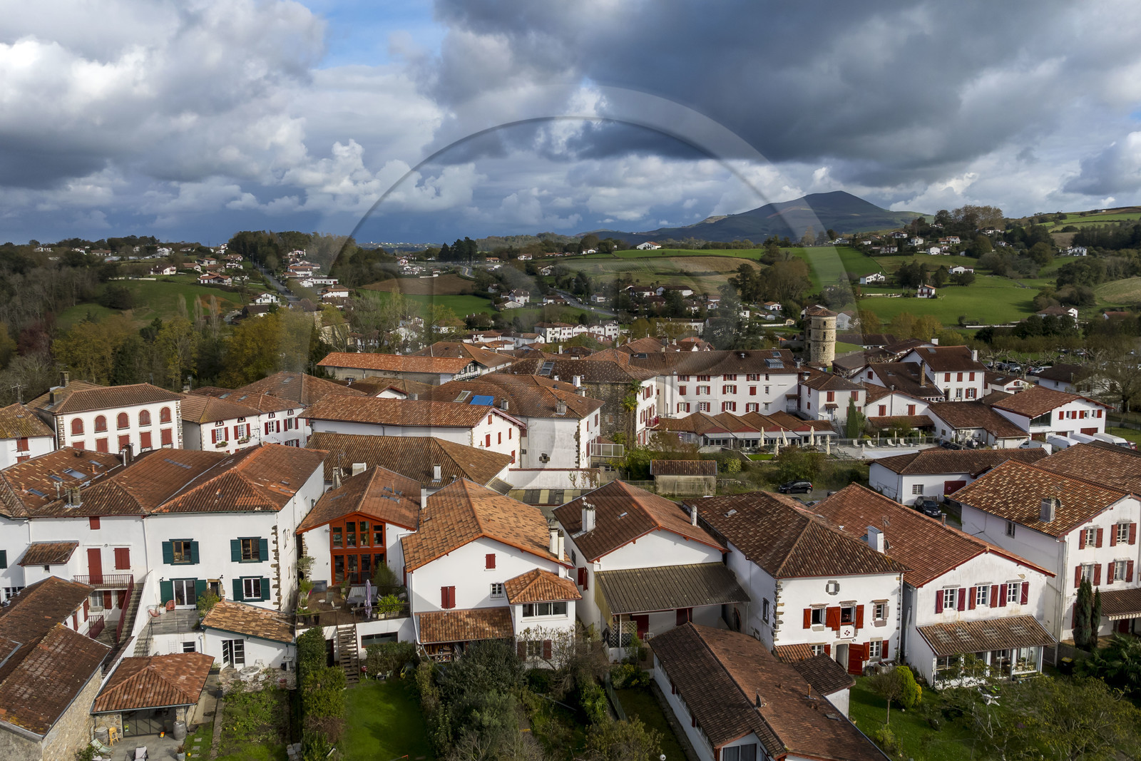 France, Pyrénées-Atlantiques (64), Pays-Basque, le village d'Espelette (vue aérienne)