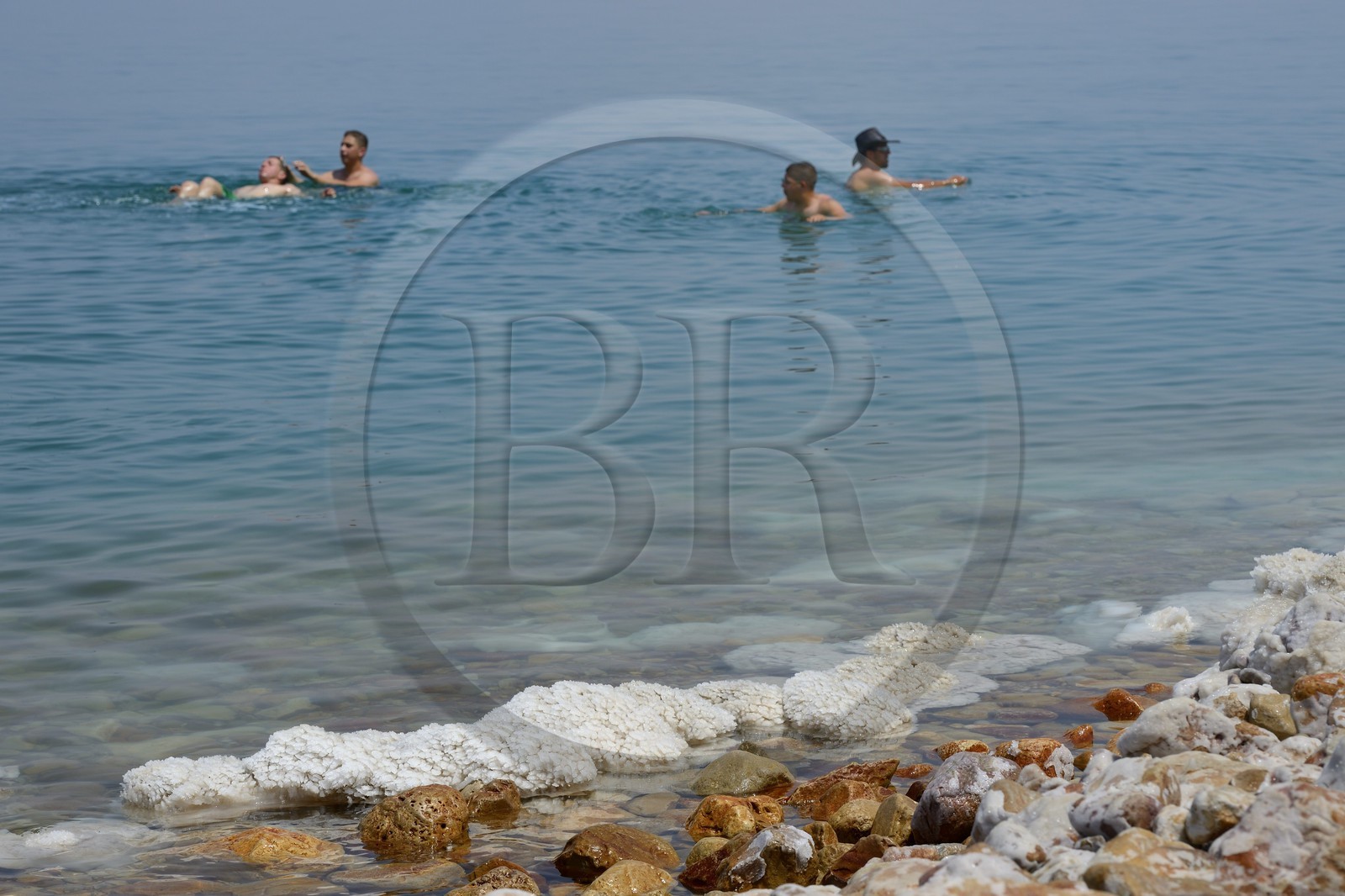 Israel, District sud,  baigneurs à la plage de Ein Gedi sur la Mer Morte, concrétions salines
