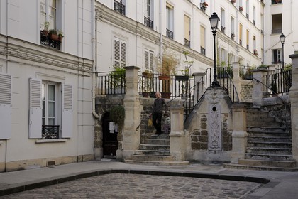 France, Paris (75), la Butte Montmartre, cour intérieure du 40 rue Durantin