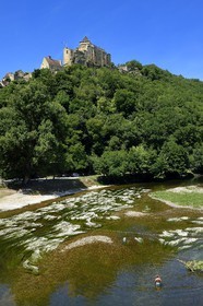 France, Dordogne (24), Périgord Noir, vallée de la Dordogne, Castelnaud-la-Chapelle labellisé Les Plus Beaux Villages de France, le château de Castelnaud-la-Chapelle sur un éperon rocheux au dessus de la rivière Dordogne