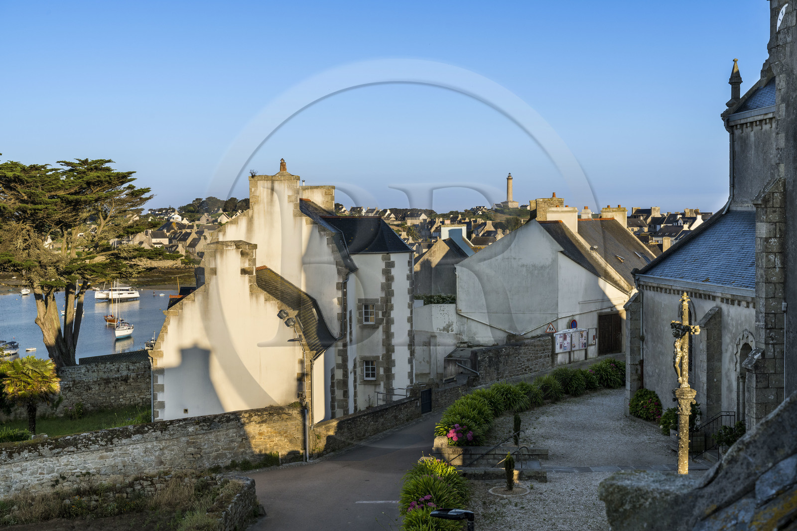 France, Finistère (29), Iles du Ponant, Ile de Batz, le Bourg et le phare en arrière plan