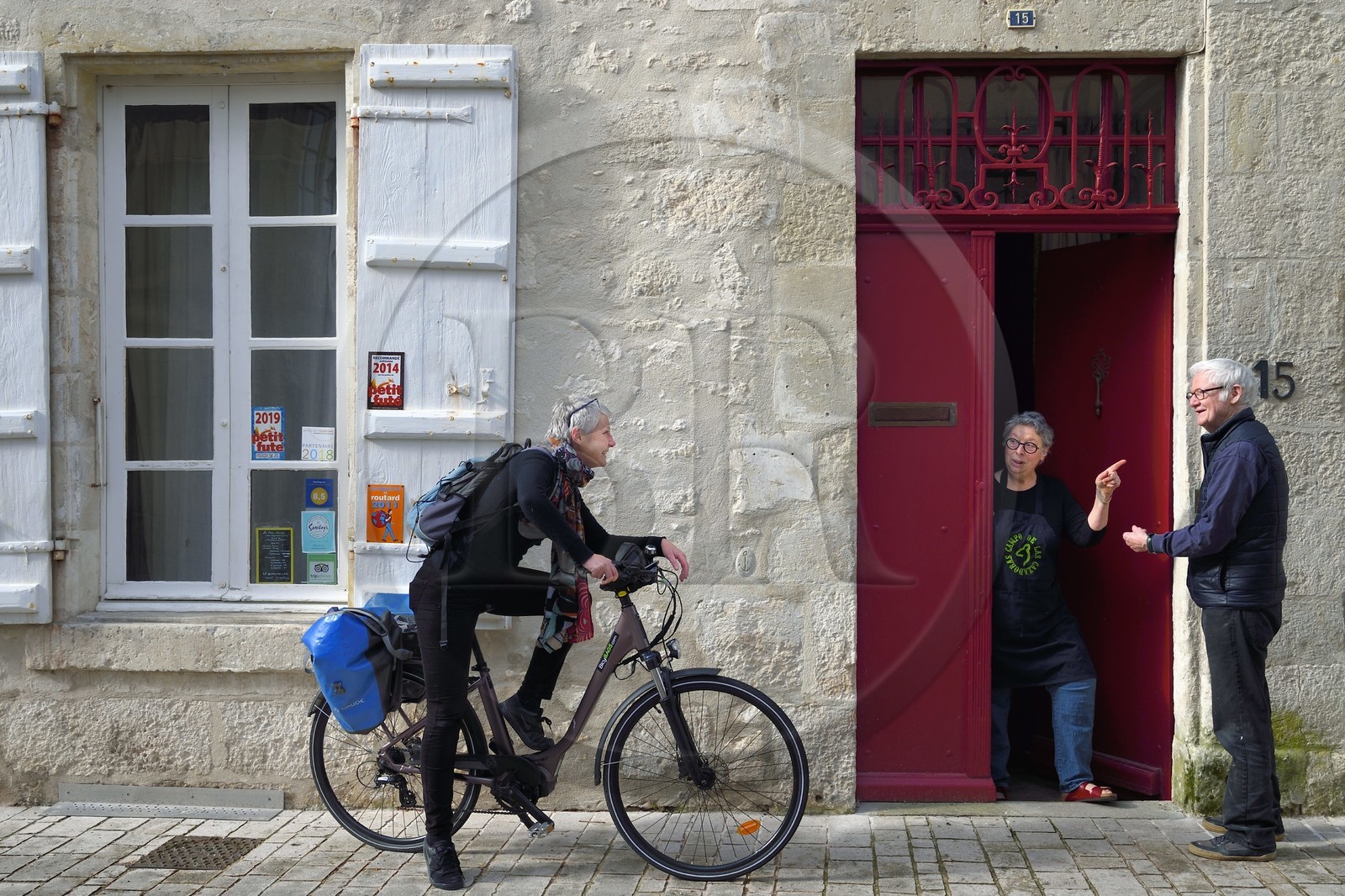 France, Charente-Maritime (17),  Saintonge, Saintes, Monique et Jim de la Chambres d'hôtes La Porte Rouge accueillent une cycliste faisant la véloroute La Flow Vélo