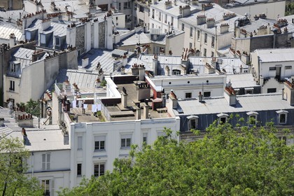 France, Paris (75), toits d'immeubles au pied de la Butte Montmartre