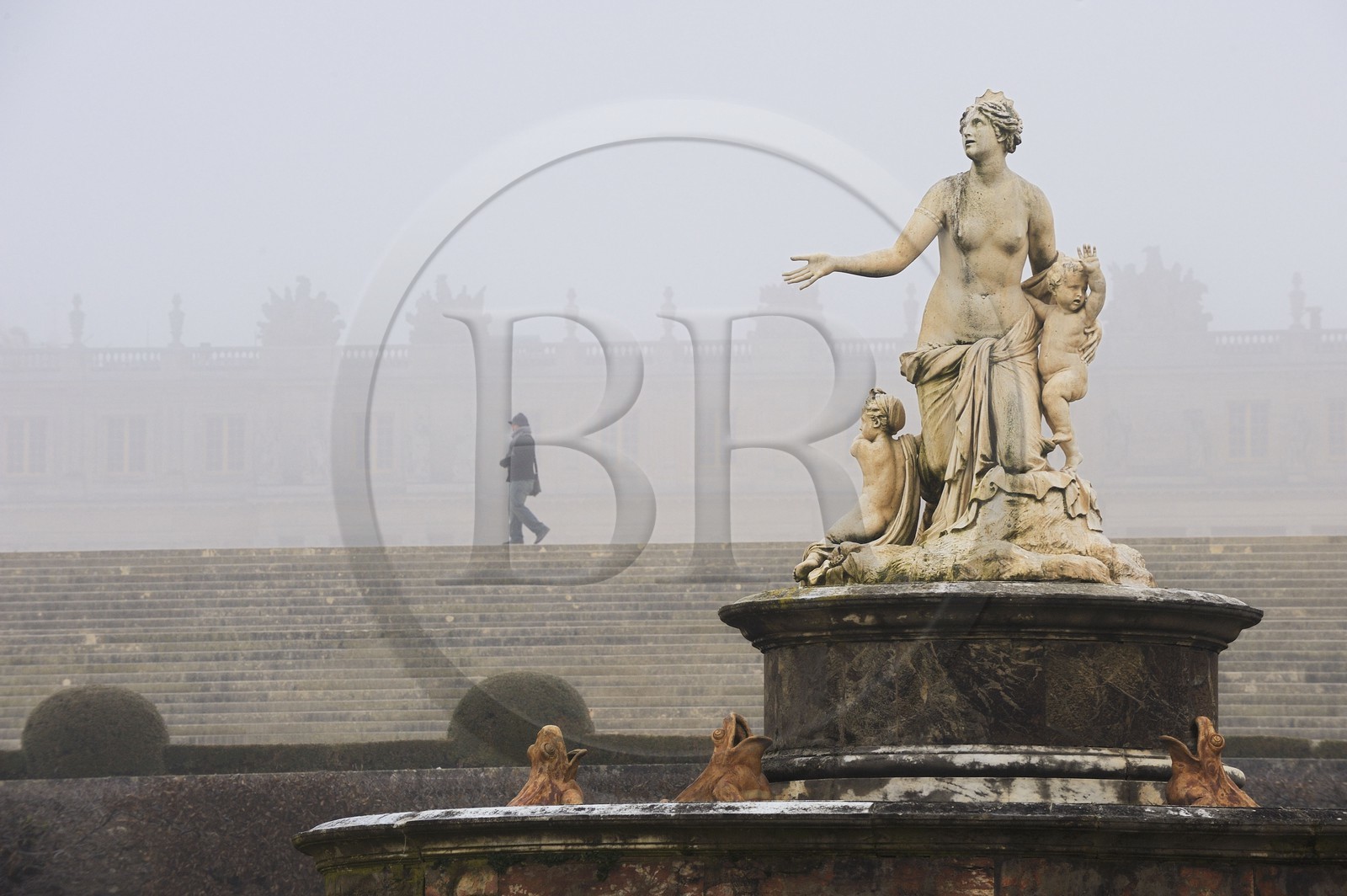 France, Yvelines (78), parc du château de Versailles, classé Patrimoine Mondial de l'UNESCO, statue de le Bassin de Latone dans la brume hivernale