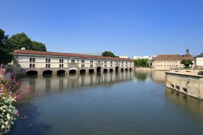 France, Bas Rhin (67), Strasbourg, vieille ville classée au Patrimoine Mondial de l'UNESCO, quartier de la Petite France, le barrage Vauban et l'ENA dans l'ancienne prison pour femmes à droite