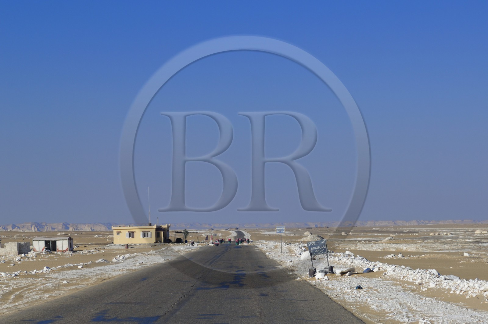 Egypte, désert libyque, le Désert Blanc au nord de Farafra, controle routier