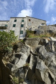 France, Corse-du-Sud (2A), Sartène, une maison accrochée à son rocher
