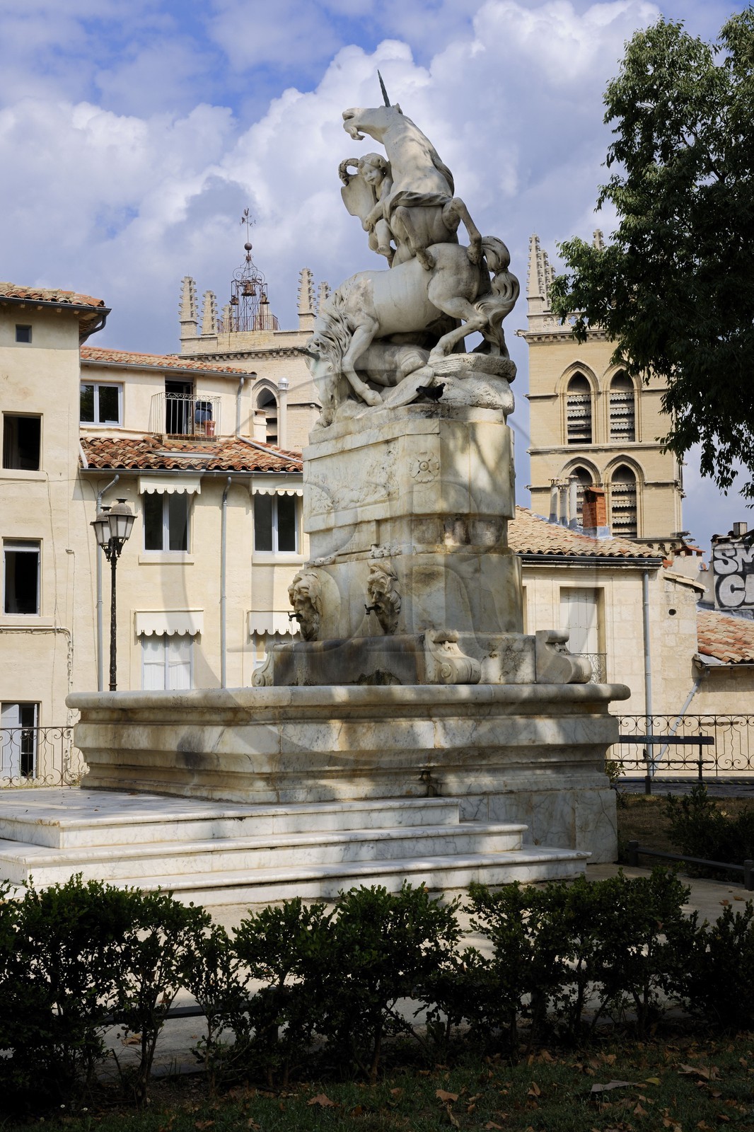 France, Hérault (34), Montpellier, centre historique, l'Ecusson, la fontaine aux licornes dans le jardin de la place du Canourgue