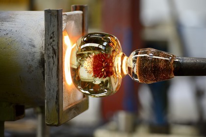 France, Moselle (57), Saint-Louis-les-Bitche, la Cristallerie Saint-Louis, façonnage d'un élément de cristal chaud, une des nombreuses étapes de la réalisation d'une boule presse-papiers