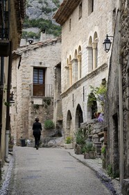 France, Hérault (34), village médiéval de Saint-Guilhem-le-Désert, labellisé Les Plus Beaux Villages de France, Maisons Lorimi et Sandonato dans la rue de la Chapelle des Pénitents