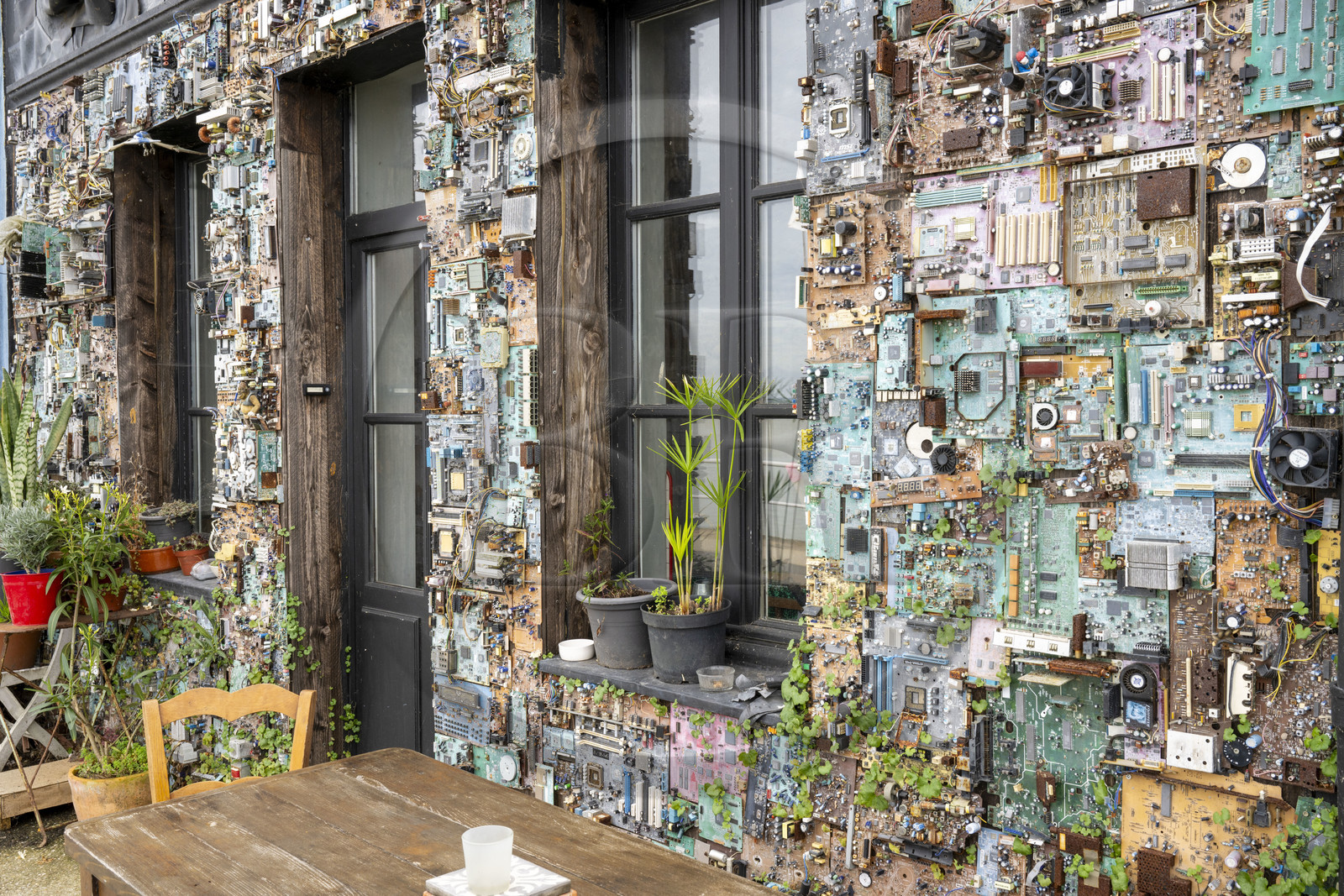 France, Loire-Atlantique (44), Paimboeuf, la maison de l'artiste Dominique Leroy décorée avec des milliers de composants électroniques, sur le quai Sadi Carnot