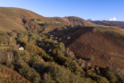 France, Pyrénées-Atlantiques (64), Pays-Basque, ferme isolée sur les hauteurs de la vallée des Aldudes (vue aérienne)