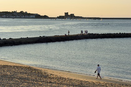 France, Pyrénées-Atlantiques (64), Pays-Basque, Saint-Jean-de-Luz, la plage et le fort de Socoa construit sous Louis XIII remanié par Vauban à Ciboure