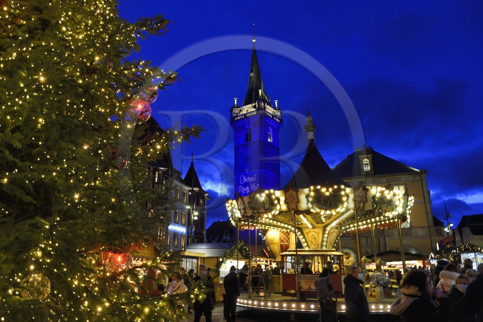 France, Bas-Rhin (67), Obernai, marché de Noel sur la place du marché, Tour de la chapelle (Kappelturm) achevée au XVIe siècle, fait office de beffroi à côté de l'hôtel de ville