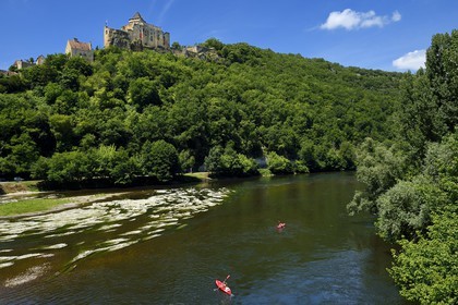 France, Dordogne (24), Périgord Noir, vallée de la Dordogne, Castelnaud-la-Chapelle labellisé Les Plus Beaux Villages de France, le château de Castelnaud-la-Chapelle sur un éperon rocheux au dessus de la rivière Dordogne