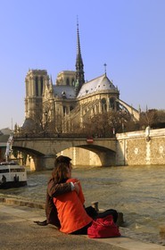 France, Paris (75), les rives de la Seine, classées Patrimoine Mondial de l'UNESCO, la cathédrale Notre-Dame et couple d'amoureux