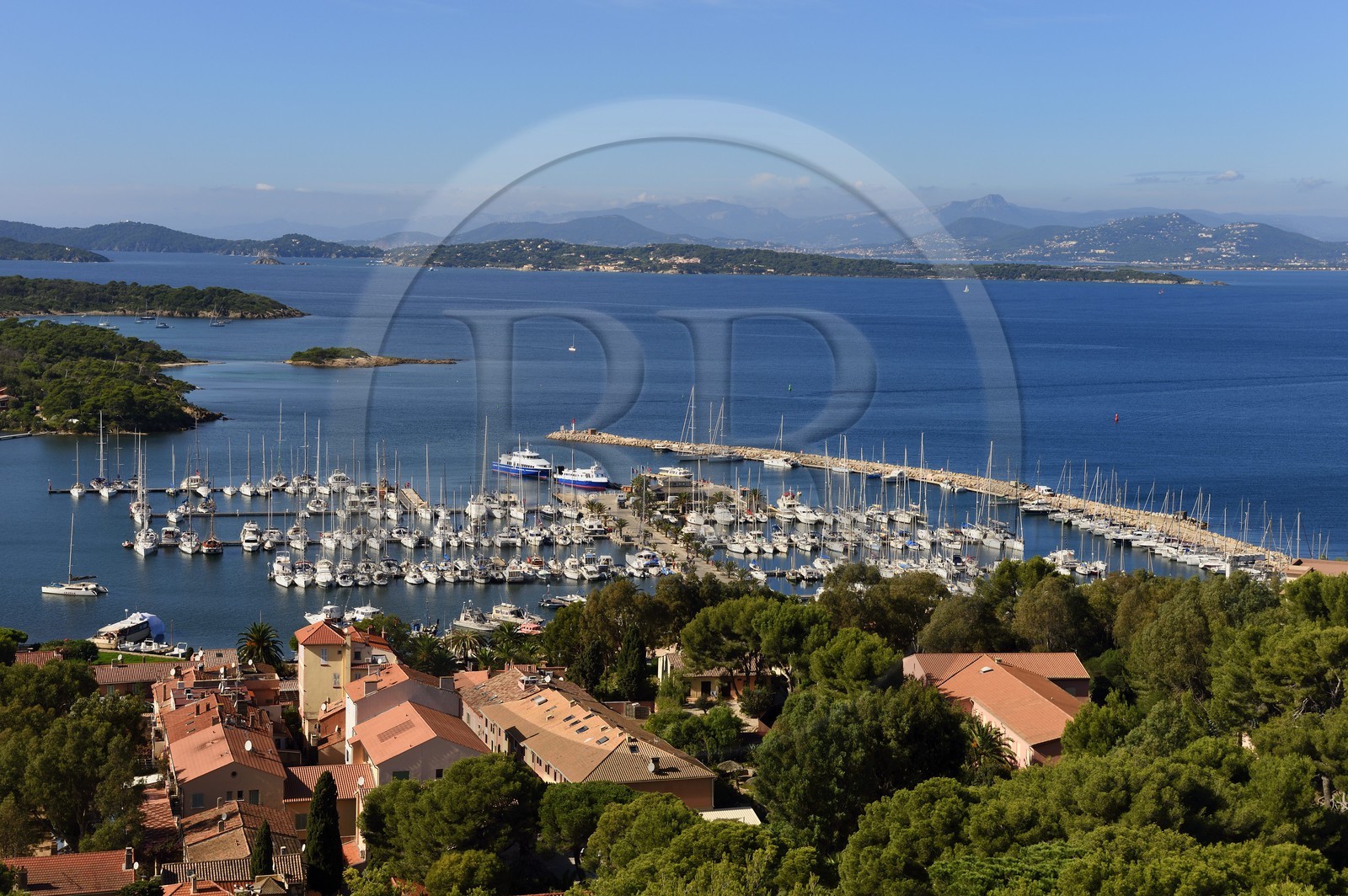 France, Var (83), Iles d'Hyères, parc national de Port Cros, Ile de Porquerolles, le village et le port de Porquerolles vus depuis le chateau Sainte-Agathe