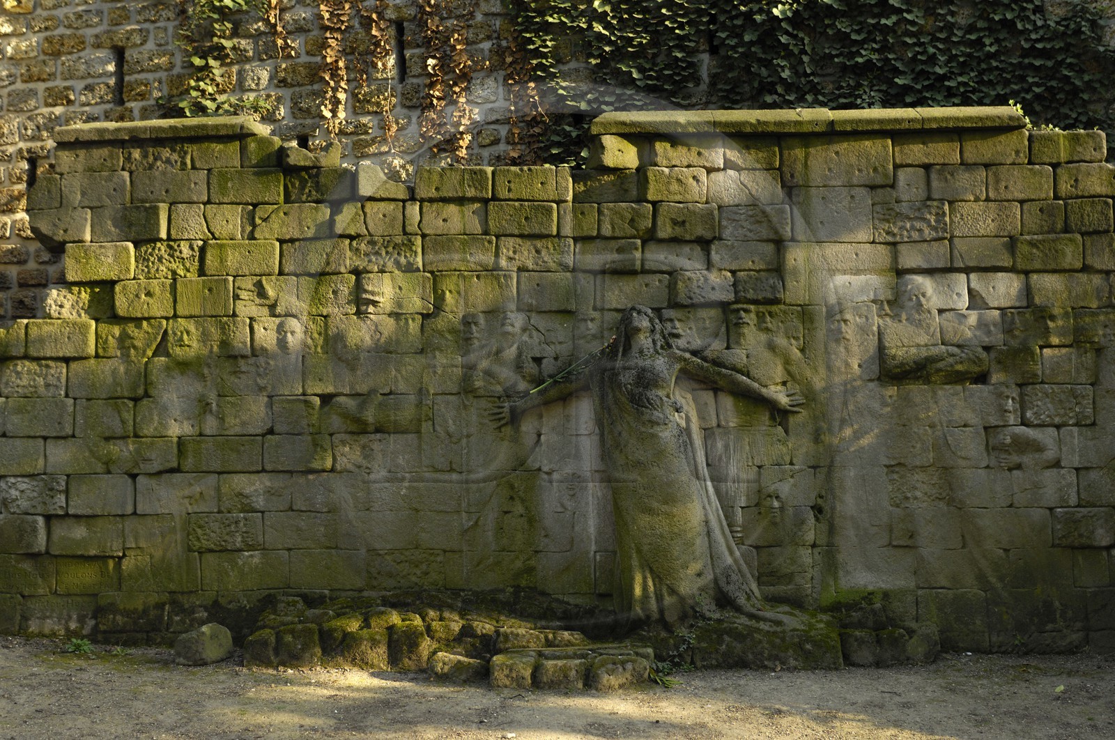 France, Paris (75), monument construit dans le square Samuel de Champlain le long du Père Lachaise, avec les pierres originales du mur des Fédérés